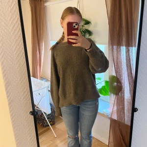 stickad tröja - Mysig stickad tröja! Tröjan är dessvärre lite nopprig, men har en ”struktur” i sig från början som kan göra att den ser nopprigare ut än vad den är! 