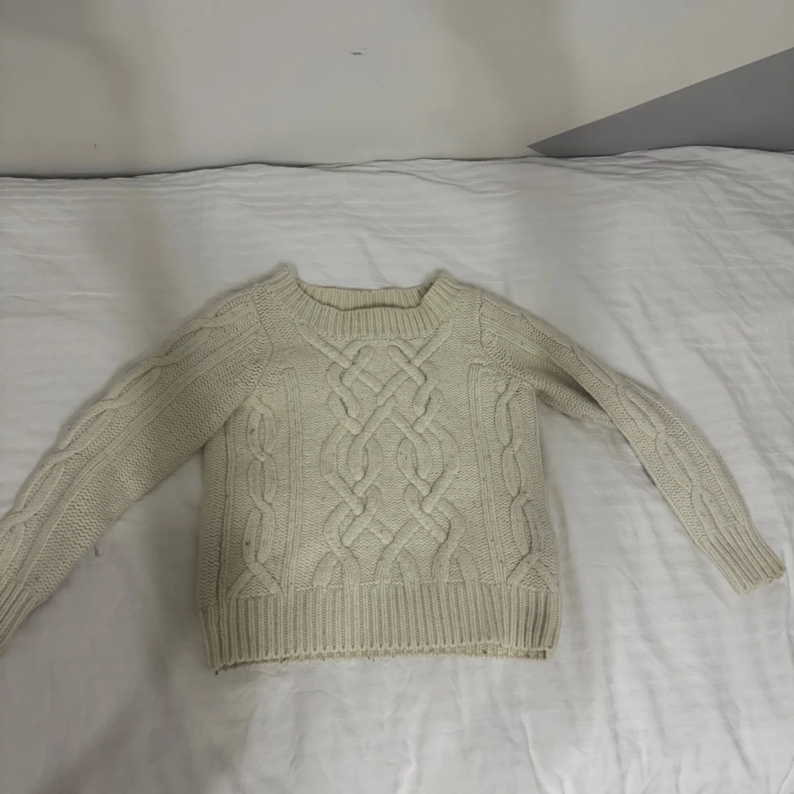 Beige kabelstickad tröja från Wera