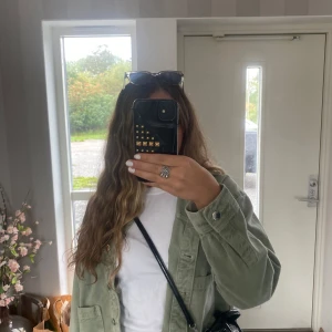 Grön jeans jacka  - Populär jeansjacka från Zara i grön. 