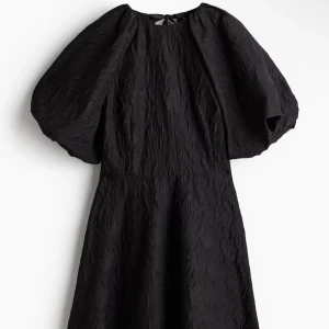 Klänning med rosetter - Klänning med rosetter i ryggen och puffärmar. Viral klänning på TikTok som är slutsåld från förra årets julkollektion