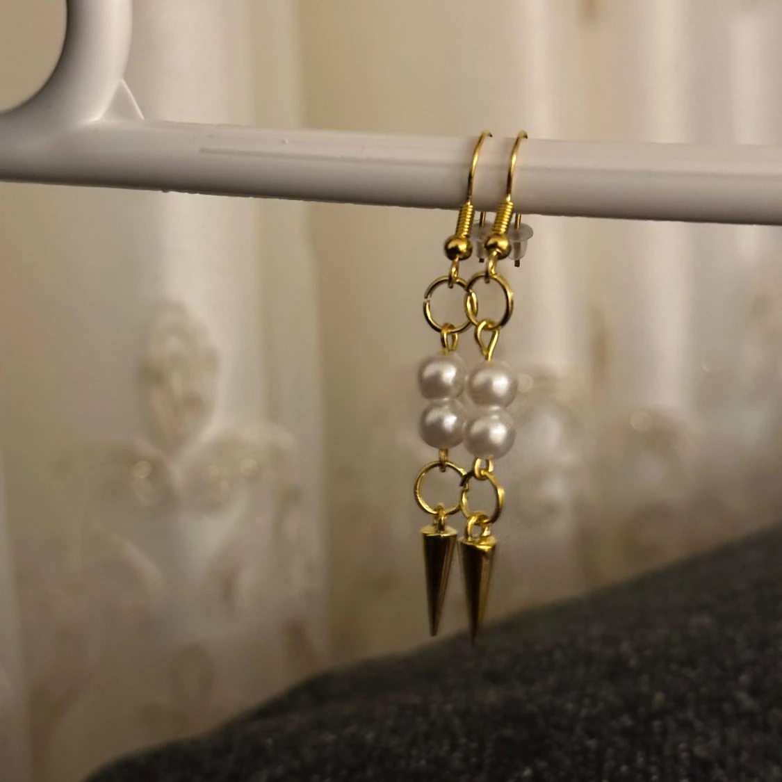 Guldiga örhängen med pärlor och spikes - 1