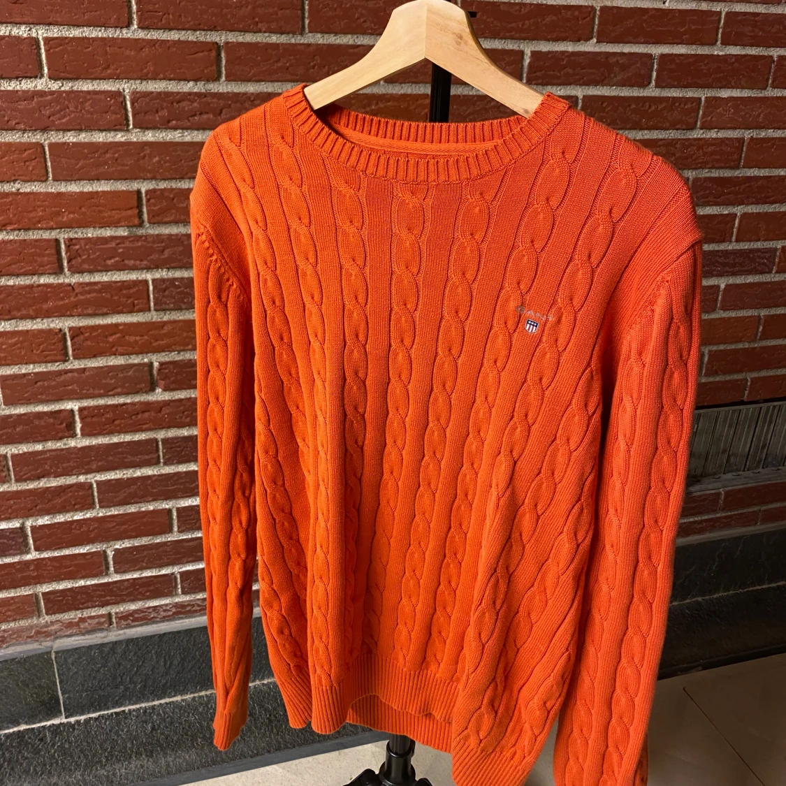 Orange kabelstickad tröja från Gant