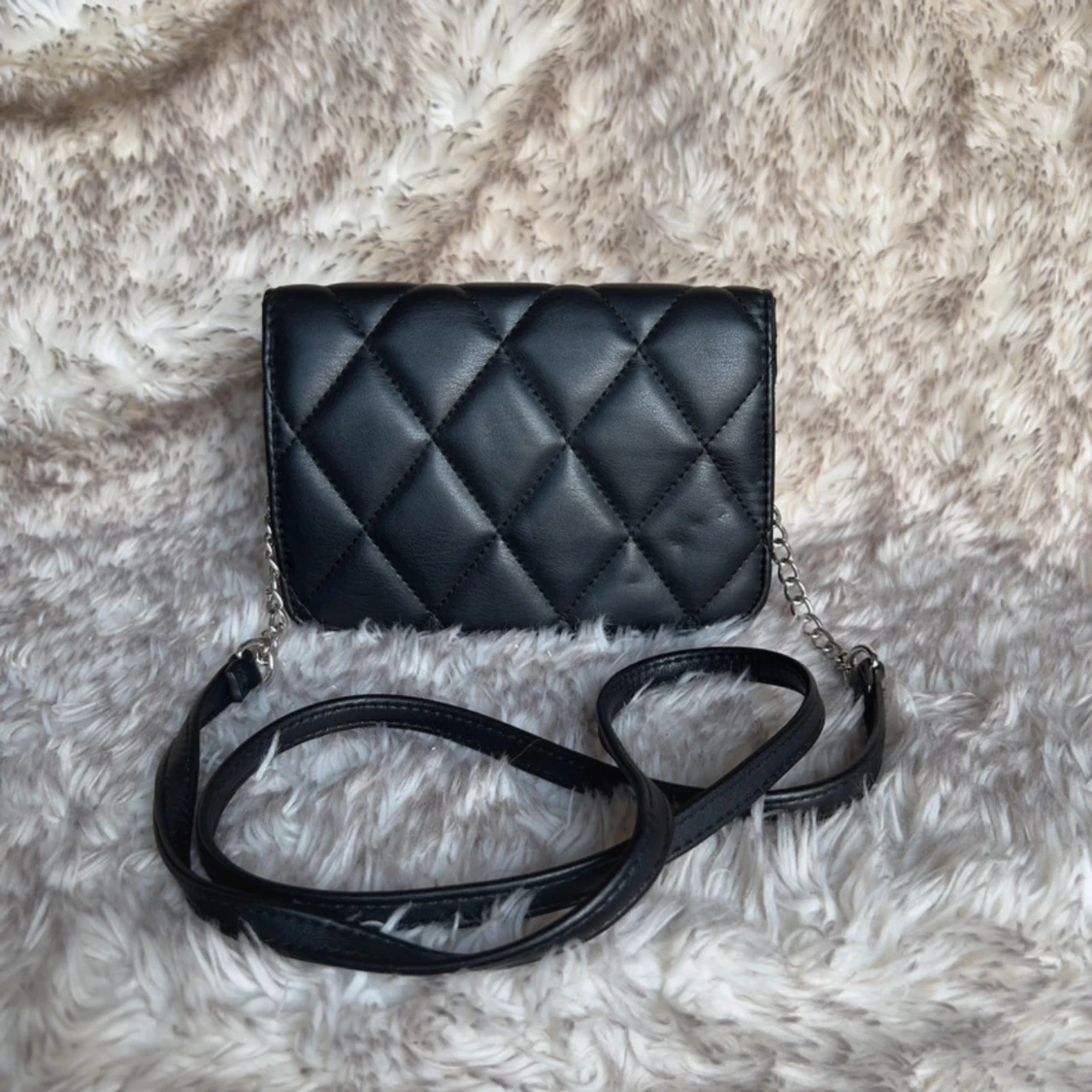 Svart quiltad axelväska med kedja - 2