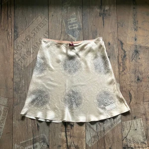 Odd molly kjol - Vacker satin kjol med mönster från Odd Molly🌸