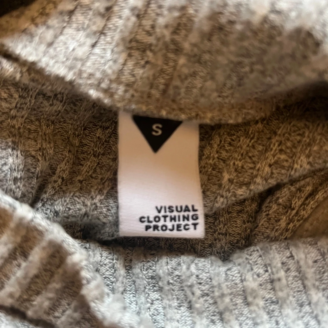 Grå ribbad polotopp från Visual Clothing Project - 2