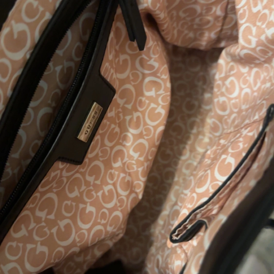 Svart ryggsäck från Guess i skinnimitation