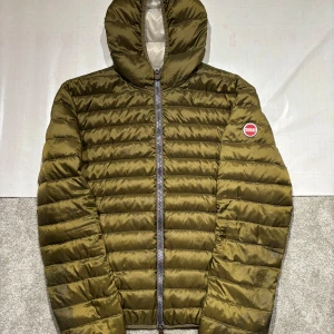 Colmar Jacka - Hej! Säljer nu min jacka från märket Colmar, storlek 50/M, bra skick. Tveka inte på att höra av dig om du har frågor eller funderingar kring jackan!