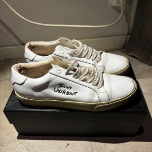 Ysl skor - Säljer dessa sjukt snygga ysl skor för ett billigt pris då de inte används längre. Lådan till skorna ingår, de är även lite slitna på insidan och även fram på vänster sko, men förutom det är det inga defekter. Nypris är ca 7000