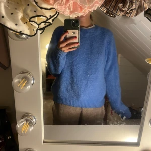 Blå stickad tröja från Ycoo Paris - Jättefin och gosig!!