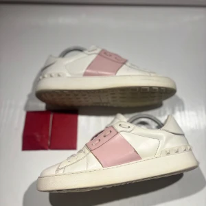 Valentino opens - Hej! Säljer nu mina skor från märket Valentino , storlek 38 bra skick, allt på bilden ingår. Tveka inte på att höra av dig om du har frågor eller funderingar kring skorna! 