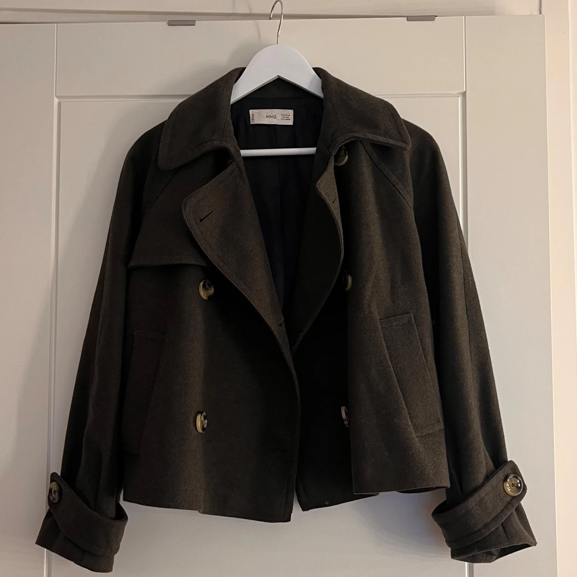 Mörkgrön kappa från Mango