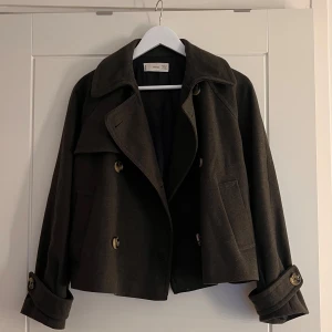 Mörkgrön kappa från Mango - Snygg mörkgrön kappa från Mango, som ny i storlek xs