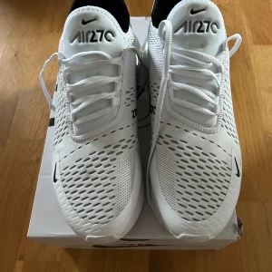 Nike Air Max 270 vita sneakers - Nike air Max 270| Mycket bra | Storlek 45 eur| Pris 975 kr öppen för prisförslag | hör av dig vid minsta fråga eller fundering 📩