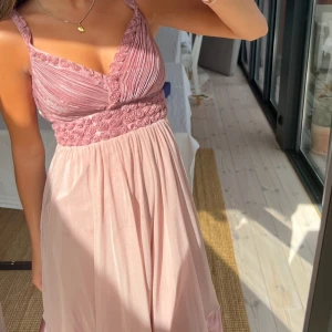 Ljusrosa långklänning med rosdetaljer - Super gullig klänning som inte kommer till användning längre! Storlek xs men passar även mig som är S! 💕