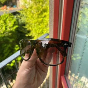 Ray-Ban boyfriend  - Säljer ett par snygga Ray-Ban solglasögon med breda bågar i brunmelerad plast och stora rektangulära linser. Modellen är RB4147 och har klassisk Ray-Ban-logga på linsen. Perfekt för dig som gillar retrovibe och vill ha ett statement-piece till sommaren.