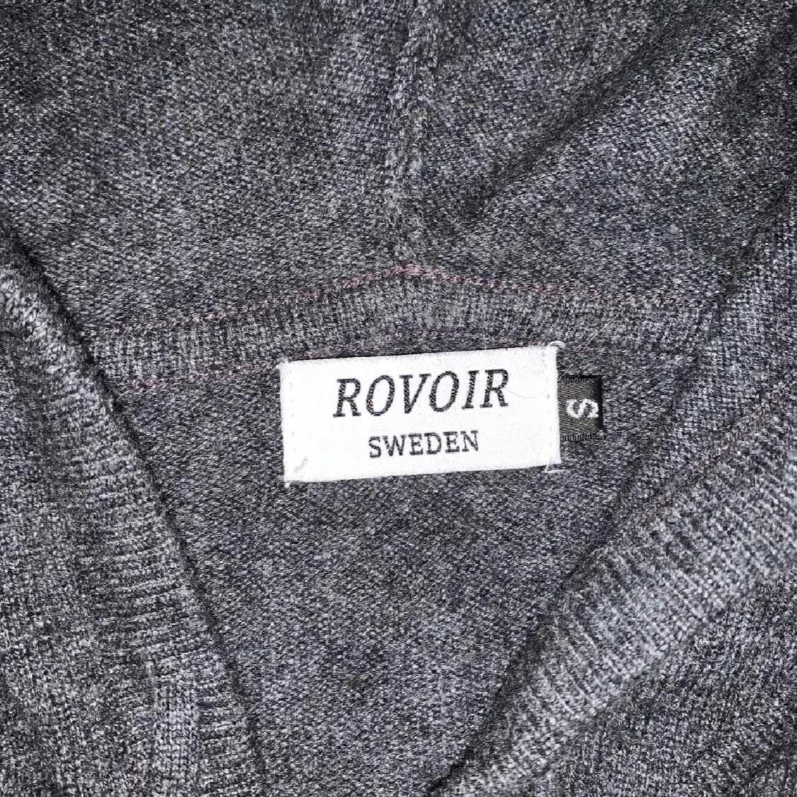 Mörkgrå zip hoodie i kashmir från ROVOIR - 1