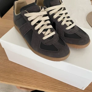 Maison Margiela sneakers  - Maison Margiela sneakers i mycket bra skick. De är i storlek 41, box och dustbag medkommer. Hör av er om ni vill ha fler bilder, priser är ej fast!