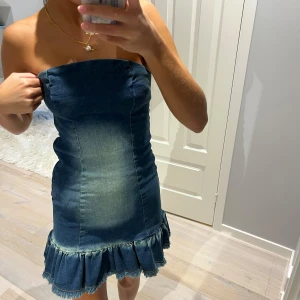 Jeansklänning - Cool jeansklänning, använd 1 gång. Minns inte vart jag köpte den, men tog bild på märket (sista bilden)💙