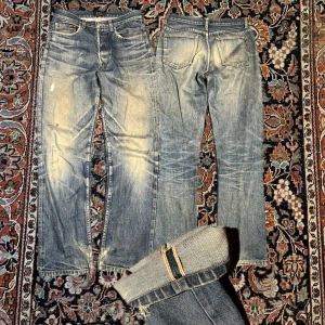 A.P.C Selvedge jeans  - Riktigt feta Selvedge Apc jeans! Dessa har fått en sjuk tvätt genom tid. Selvedge jeans med såhär tvätt tar riktigt mycket användning för att bli därav priset, dem har två små fläckar som man ser men inget märkvärdigt. De är storlek 29 men sitter mer som 28 Mått: Midja: 37,5cm Längd: 99cm Benöppning: 18,5cm