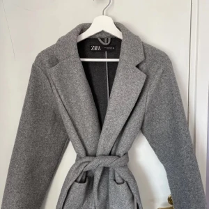 Grå kappa med bälte från Zara - Skriv för fler frågor, använd några gånger. Fortfarande bra skick 