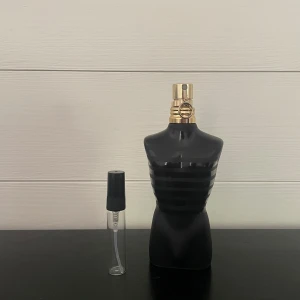 Jean Paul Gaultier le male le parfum, sample  - Jean Paul Gaultier le male le parfum 5ml sample. Det är en doft som har varma kryddiga noter med inslag av vanilj, lavendel och träiga noter. Parfymen är en Eau de Parfum Intense, vilket gör att den håller ca: 10-12 timmar på huden. Den passar bäst på vintern och hösten, när det är lite kallare väder. Men den sitter lika fint om man ska ut med någon. [2ml för 25] [5ml 55] [10ml för 105] nypris 75ml: 780kr
