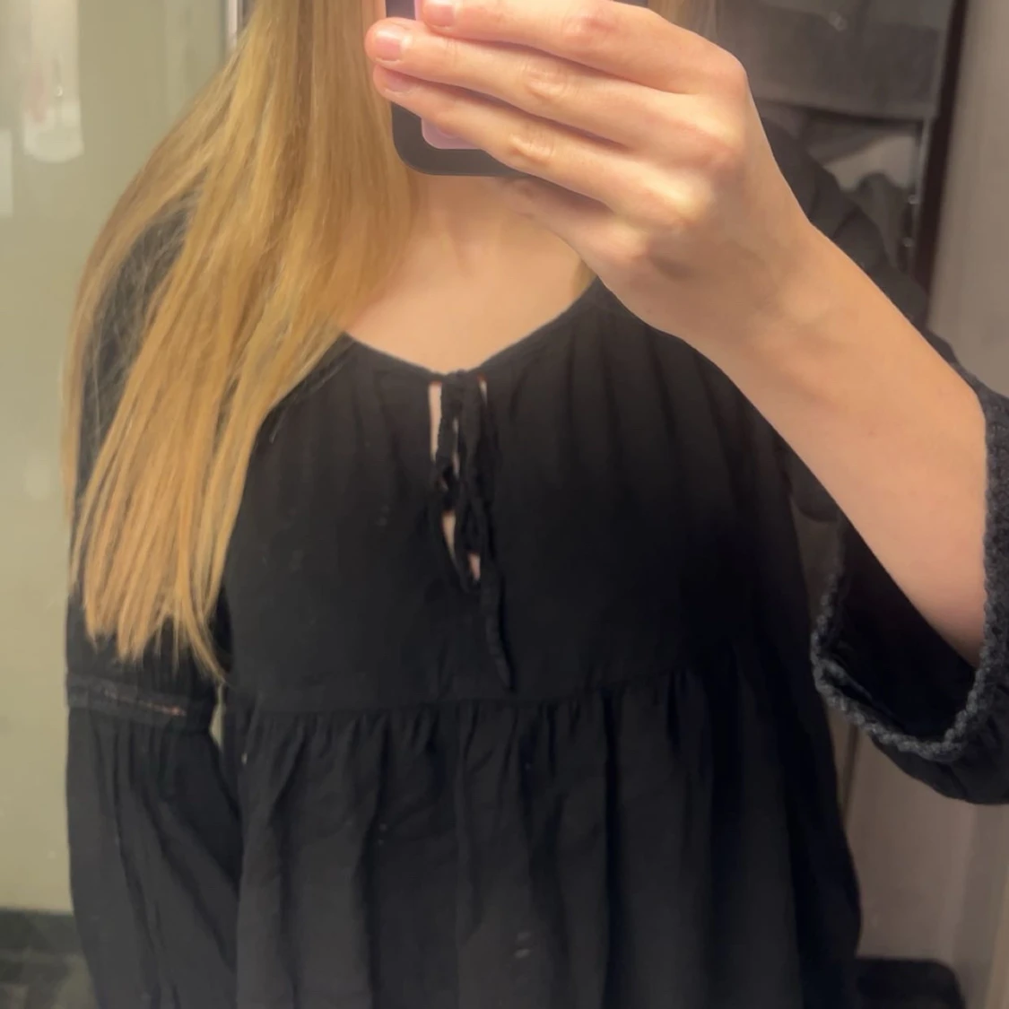 Svart blus med knyt från Chelsea  - 1