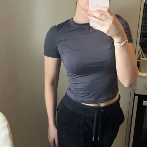 Mörkgrå croppad t-shirt - Storlek s mer som xs 