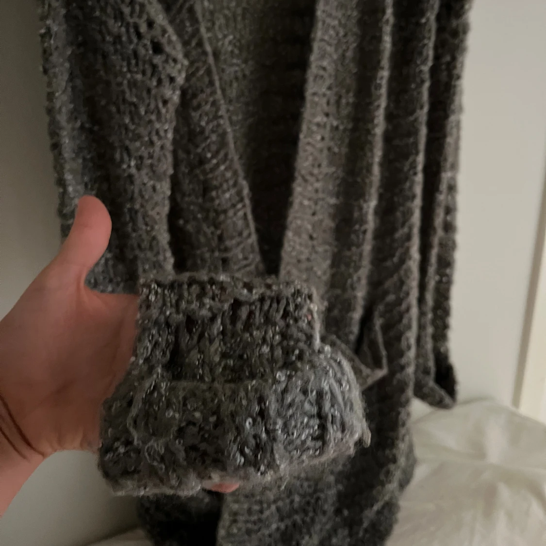 Grå grovstickad kofta med fickor - 2