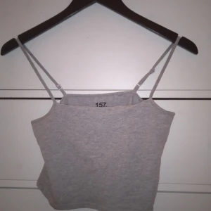 Croppade grå linnen - Har stycken crpppade gråa linnen som visa är använda mer än dem andra ( 60 kr för alla eller 10 kr styck)