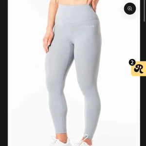Ljusgrå leggings från Relode - HELT NYA tights från Relode. Tillverkade i ett stretchigt syntetmaterial som sitter skönt och följer kroppen. Perfekta för träning eller när du vill ha en sportig look. Diskret logga på benet för en clean stil. Säljer då det inte passsde mig 