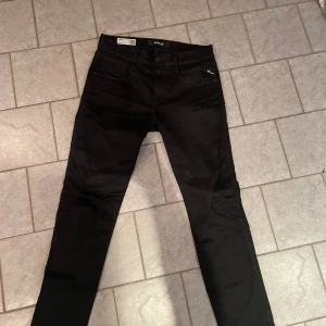 Svarta Replay Anbass jeans slim fit - Svarta slim fit jeans från Replay, modell Anbass. Knappt använda