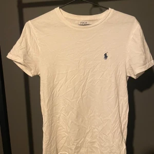 Vit slim fit t-shirt från Polo Ralph Lauren - Vit t-shirt från Polo Ralph Lauren i slim fit-modell. 