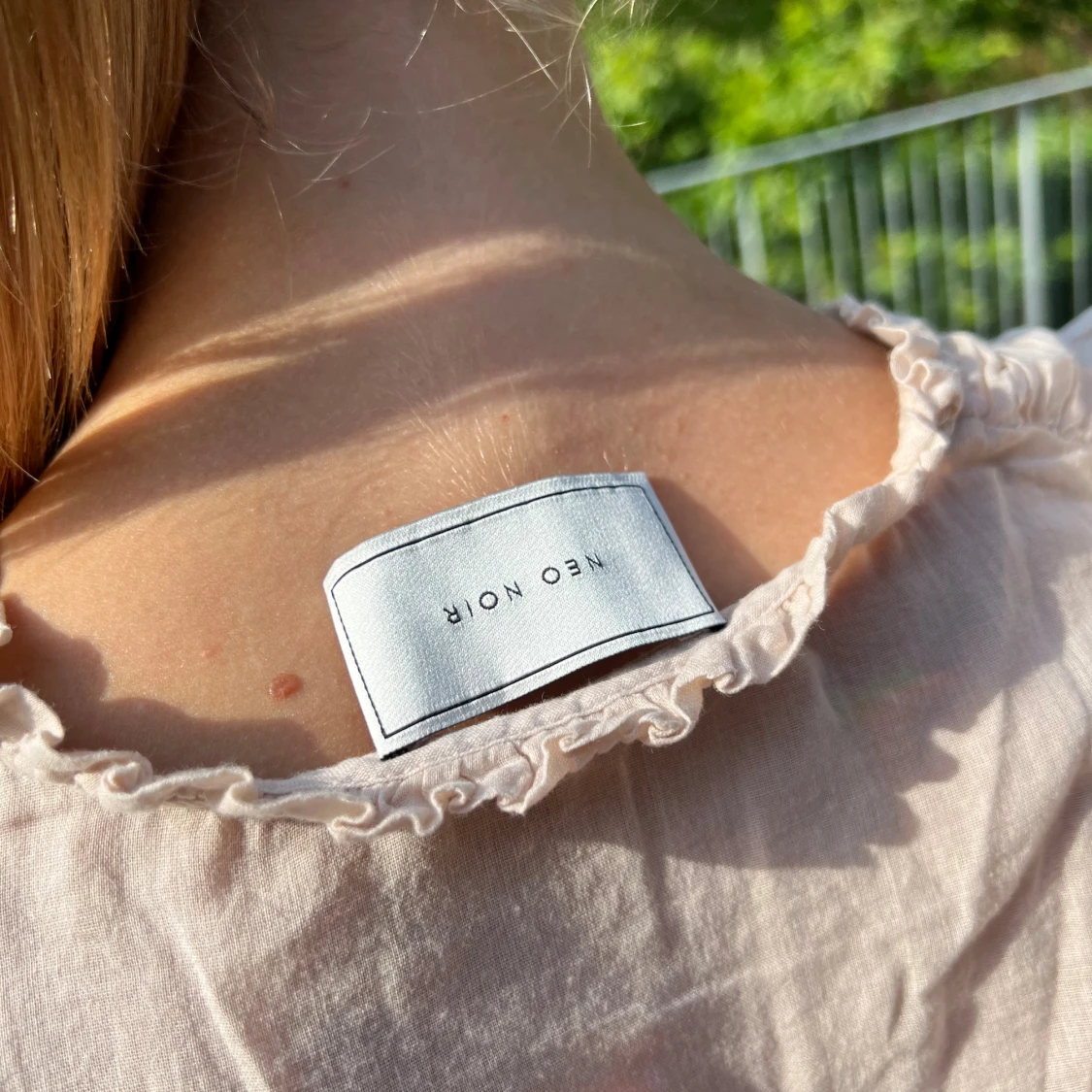 Ljusrosa blus med volang från Neo Noir! - 2