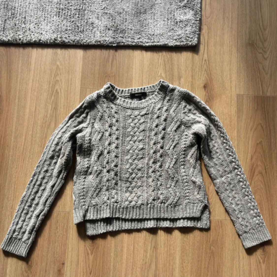 Grå stickad tröja från Forever 21