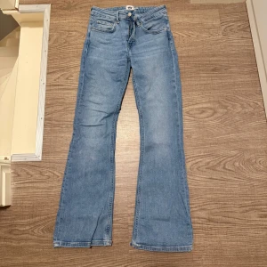 Ljusblåa jeans  - Ljusblå jeans från lager 157 i storlek S längd short. Passar mig perfekt och jag är 160cm. Använda några gånger inte alls mycket väldigt fina. Hör av er om ni undrar något. 
