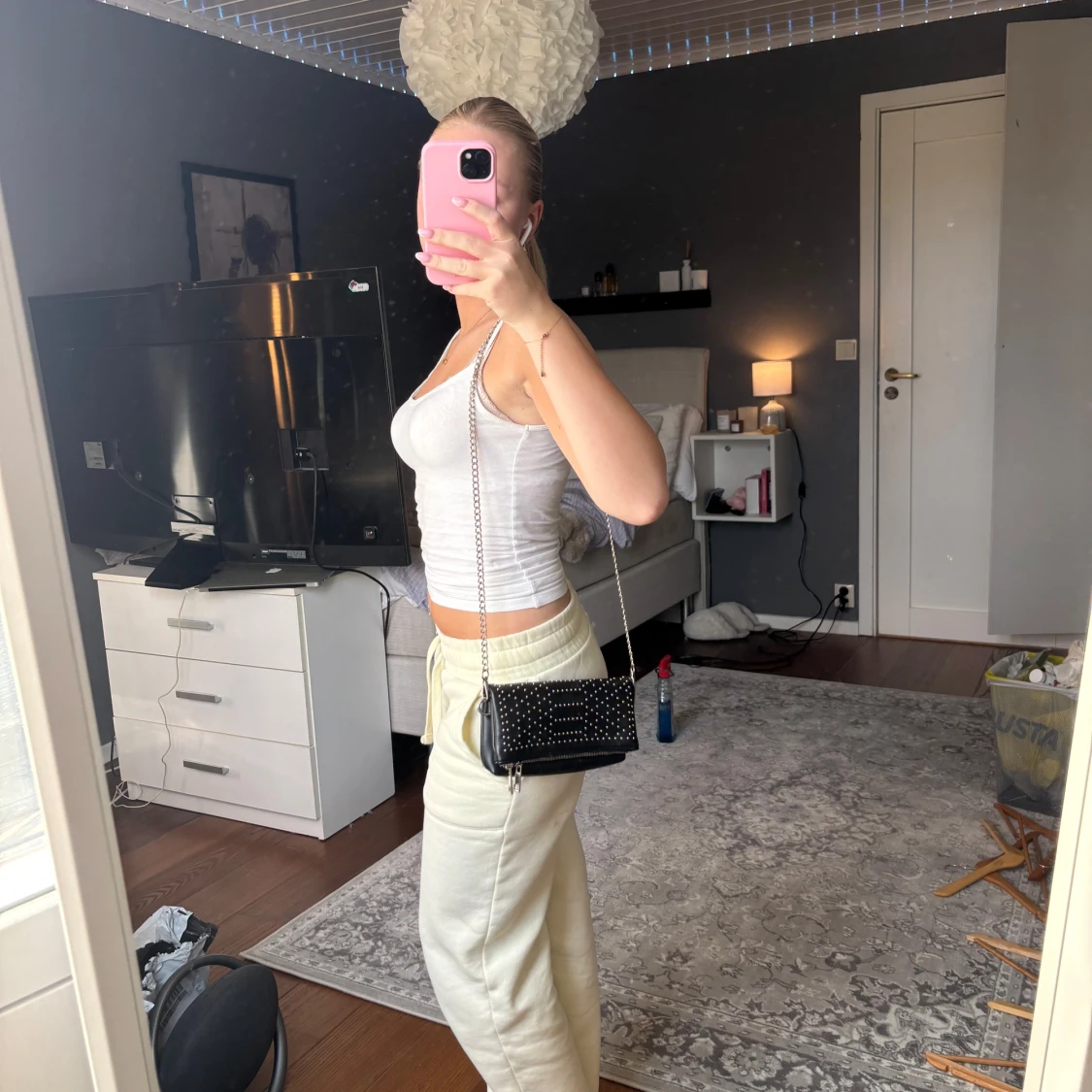 Svart axelväska med nitar från Guess