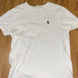 Polo Ralph Laurent T-shirt - Säljer denna T-shirt från Ralph Laurent i mycket fint skick. då den bara ligger i lådan och inte används. Storlek S och den sitter bra på. 