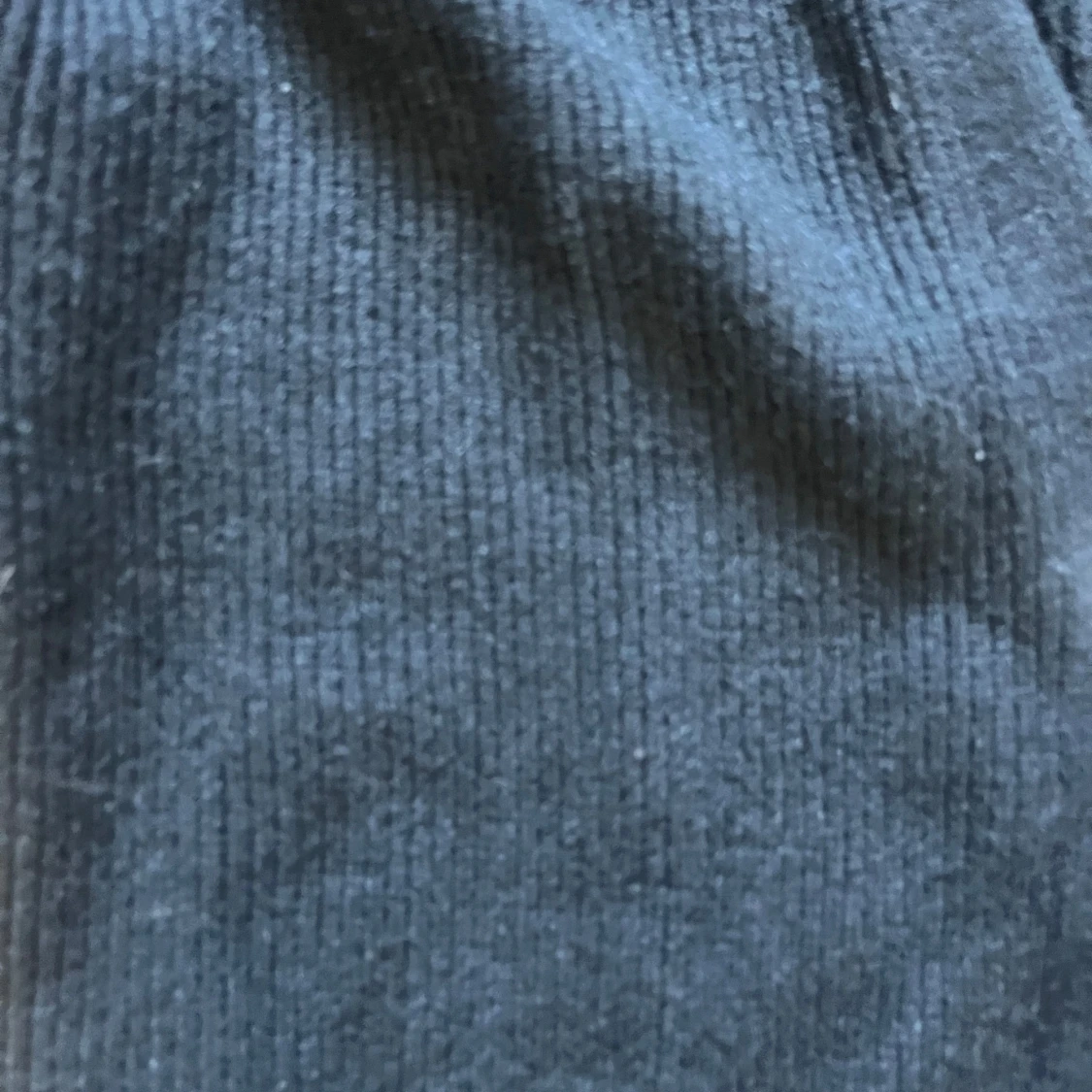 Svart stickad kofta med knappar - 1