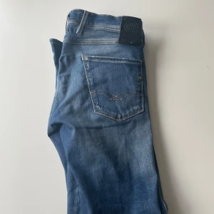 Replay annbass hyperflex jeans 30:32 - Säljer ett par tvär feta replay jeans inte använda alls mycket skriv om ni har frågor pris kan diskuteras 