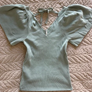 Fin topp från ONLY - Fin och populär blus från ONLY i storlek S, aldrig använd och är i stretchigt material.                              Hör gärna av er vid frågor🥰