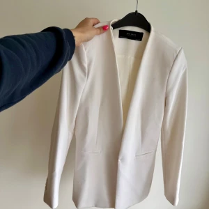 Blazer från Zara - Vit blazer/kavaj från Zara