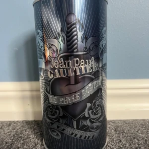 Jean Paul Gaultier Le Male Lover - Limited edition Le Male Lover med coolt tatuerat hjärta och rosor på flaskan. Perfekt för dig som vill sticka ut med en unik design från Jean Paul Gaultier. Snygg presentförpackning med edgy vibe. 