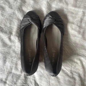 Ballerina klackskor - Superfina ballerinaskor med kilklack köpta från sellpy, fint skick och aldrig använda av mig då dom tyvärr är för små. Står storlek 40 men passar nog en 39a bättre <3