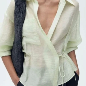 Ljusgrön blus  - Såååå fin blus, aldrig använd 