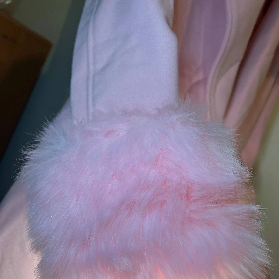 Rosa kappa med fuskpäls och pärlknappar med bälte  - 3