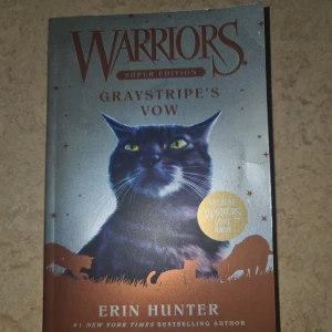 Warriors Super Edition: Graystripe's Vow - Följ med på ett episkt äventyr i Warriors-världen! Graystripe, en lojal kattkrigare, står inför nya utmaningar och måste hålla sitt löfte för att rädda sin klan. Perfekt för dig som gillar spänning, vänskap och katter. Innehåller exklusiv Warriors-serie!