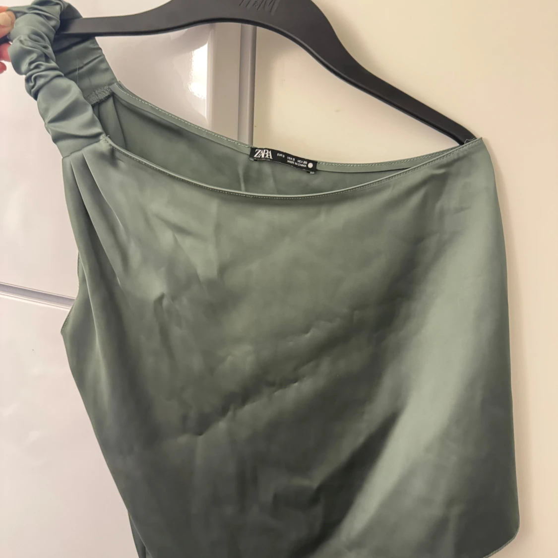 Grön one shoulder från Zara - 2