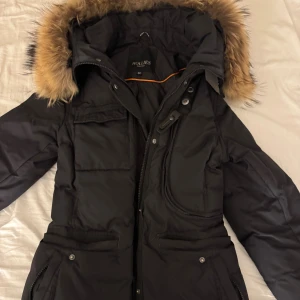 Hollies vinterjacka  - Säljer nu min hollies vinterjacka i modellen livingo, jätte fint skick!! Använd under en vinter, inga defekter🌸Äkta päls!!