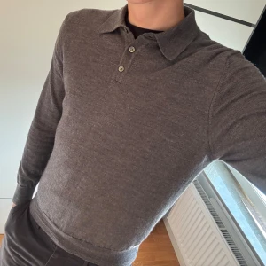 Ströms stickad tröja - Säljer en exklusiv och stilren merino tröja från Ströms i 9,5/10 skick. Nypris runt 1500kr.
