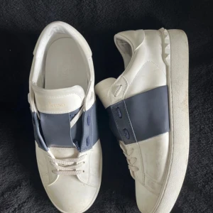 Valentino Garavani  - Tja! Säljer ett par riktigt feta Valentinos, i storlek 45! Dem är perfekt för dig som vill vara lite unik. Säljer för 1600 då boxen är lite förstörd men skorna är i bra skick. Pris är inte hugget i sten!